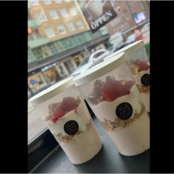 Fruchtiges Joghurt-Granola-Dessert im Becher