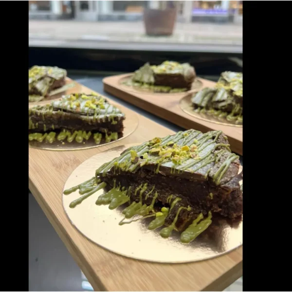 Schokoladen-Brownie mit Pistazien & Matcha