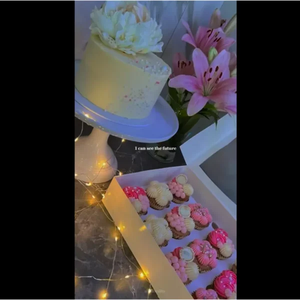 Elegante Blütentorte mit Cupcakes-Set
