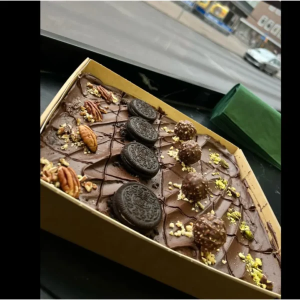 Schokoladen-Brownie Deluxe mit Oreo & Ferrero