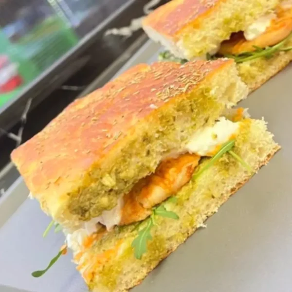 Gourmet Focaccia Sandwich mit Garnelen & Pesto