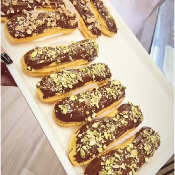 Schokoladen-Eclairs mit Pistazien & Nüssen