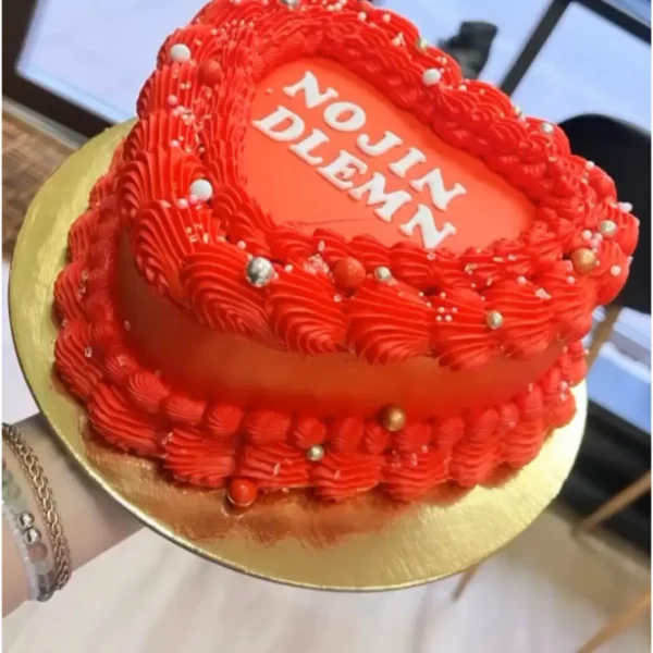Romantische Herz-Torte in Rot