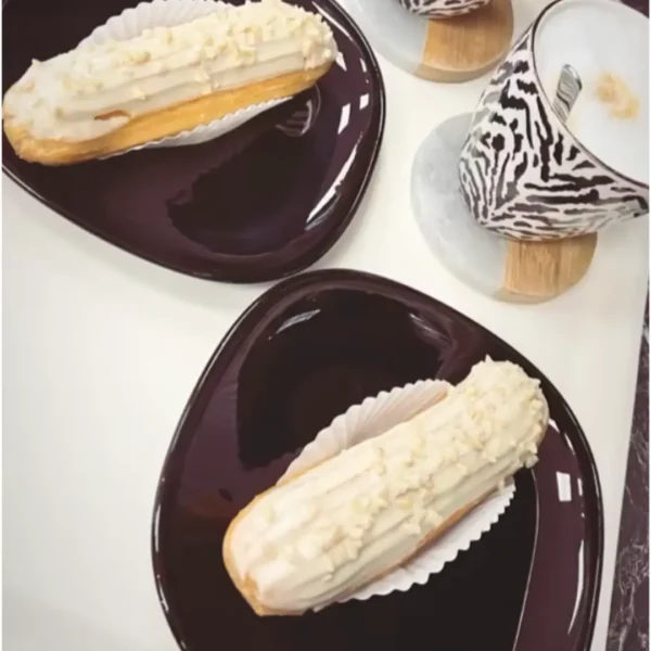 Genussvoller Kaffeeklatsch mit weißen Schokoladen-Éclairs