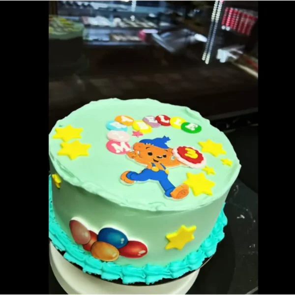 Kinder-Geburtstagstorte mit Cartoon-Motiv