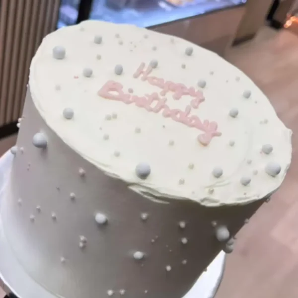 Elegante Geburtstagstorte "Happy Birthday" mit Perlen