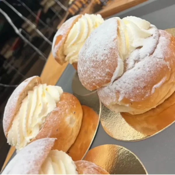 Schwedische Semlor – Gefüllte Kardamom-Hefebrötchen mit Sahne