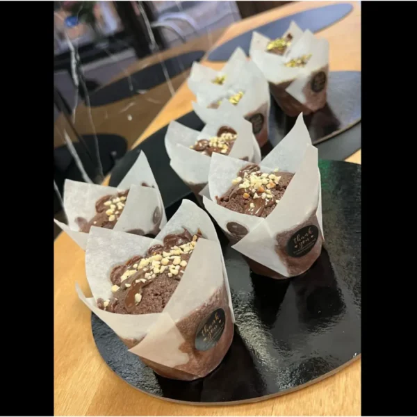 Schokoladenmuffins mit Haselnuss-Topping